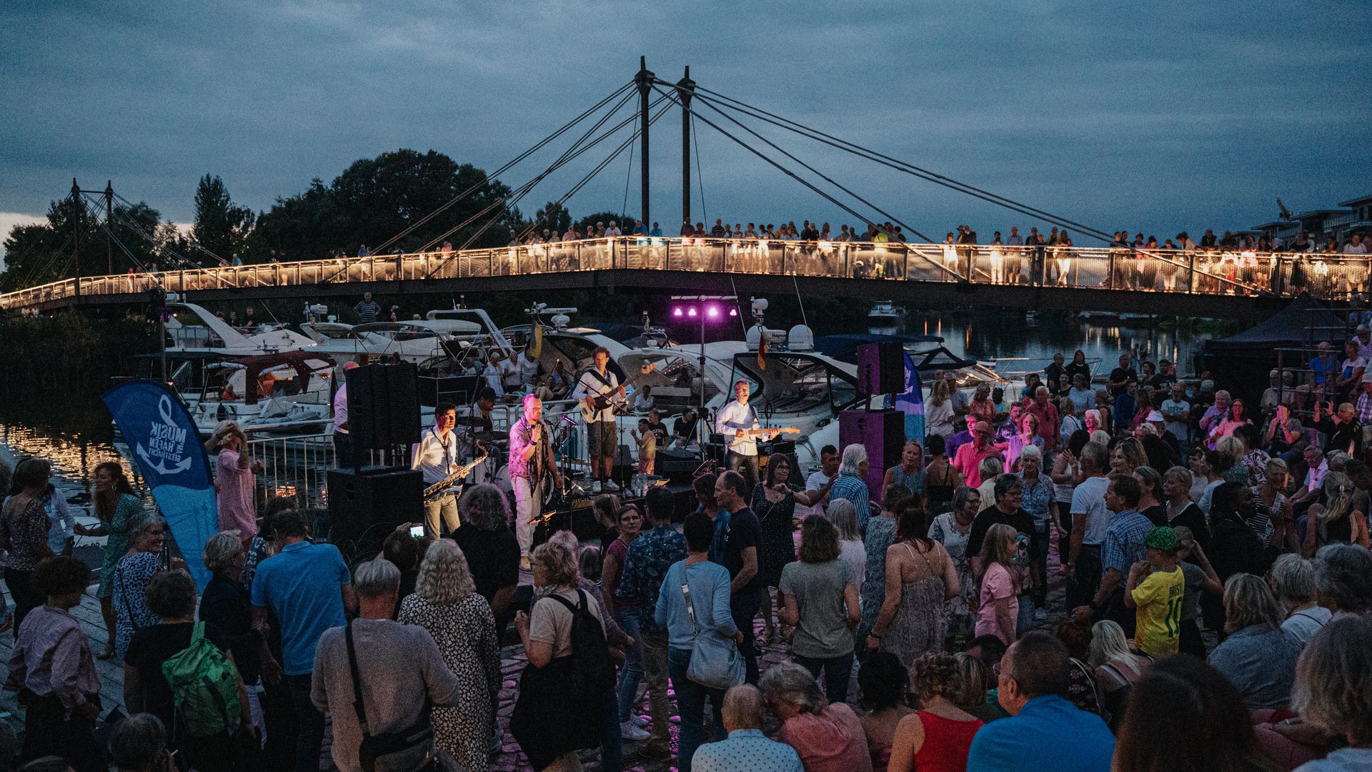 Band auf der Bühne bei Musik am Hafen in Geesthacht