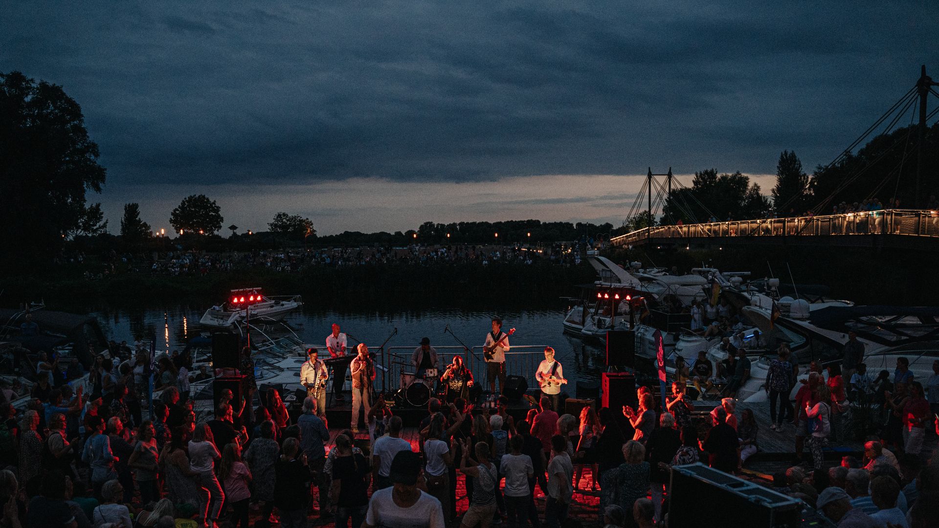 Band auf der Bühne bei Musik am Hafen in Geesthacht
