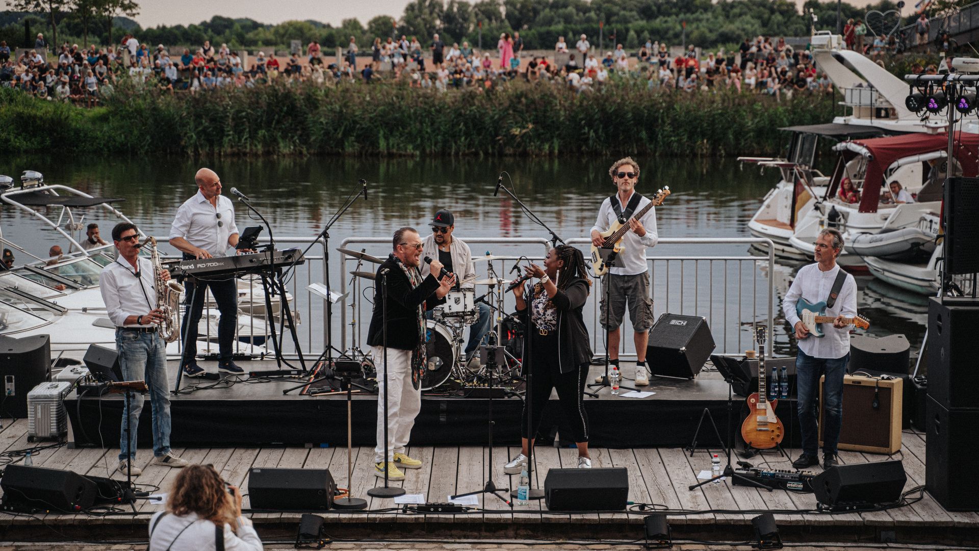 Band auf der Bühne bei Musik am Hafen in Geesthacht