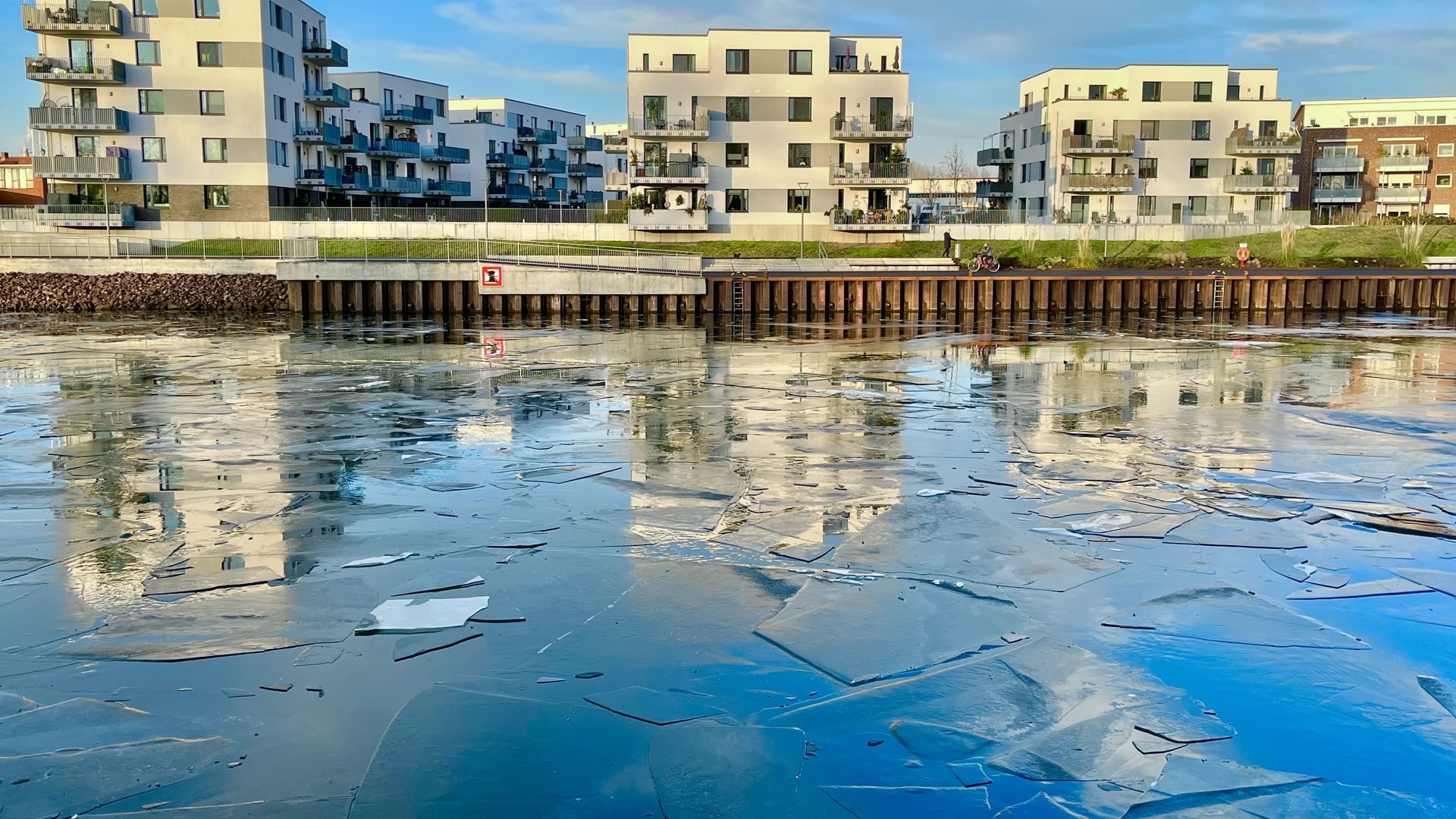 Eis auf der Elbe am Westhafen Geesthacht 