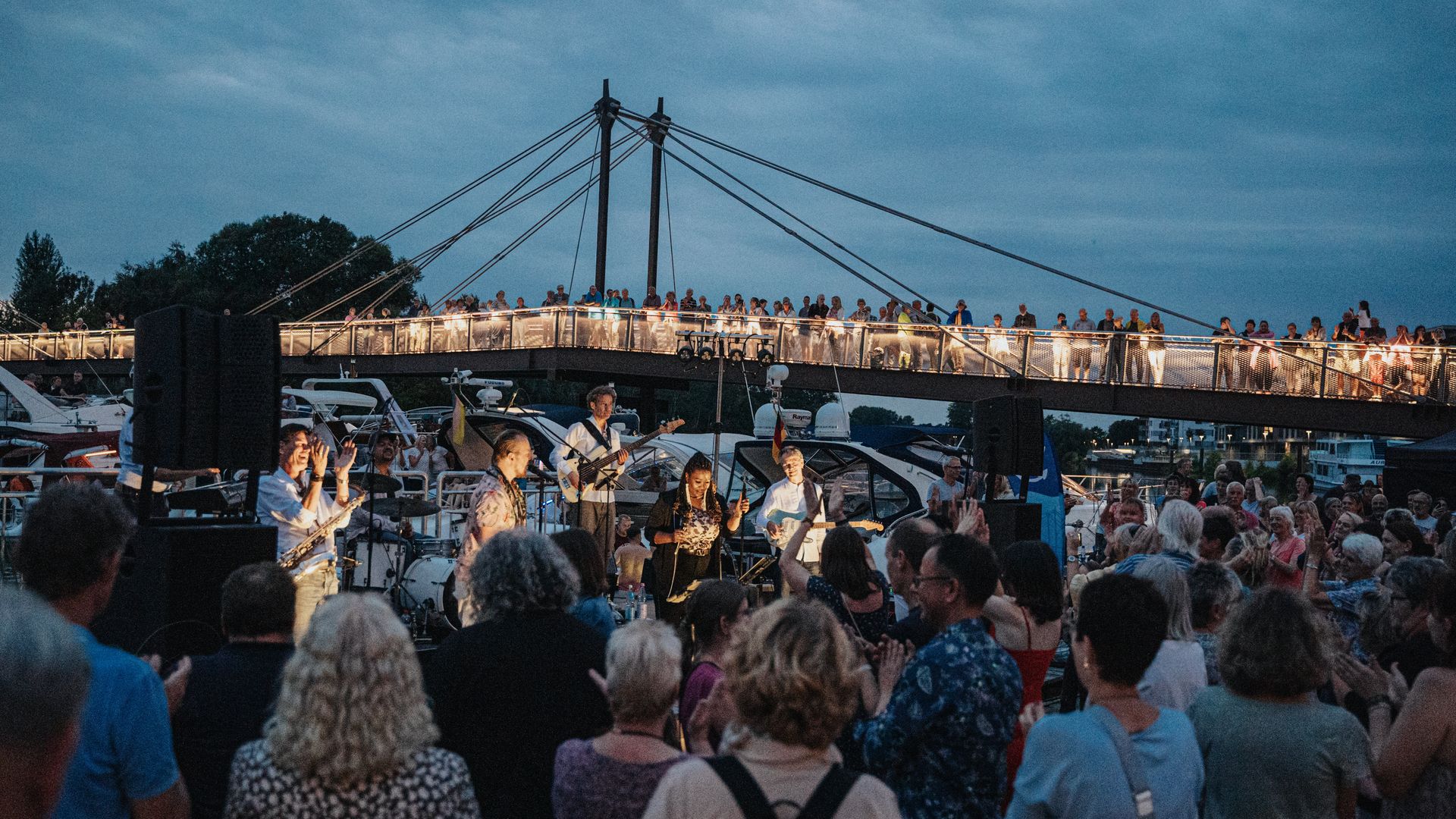 Band auf der Bühne bei Musik am Hafen in Geesthacht