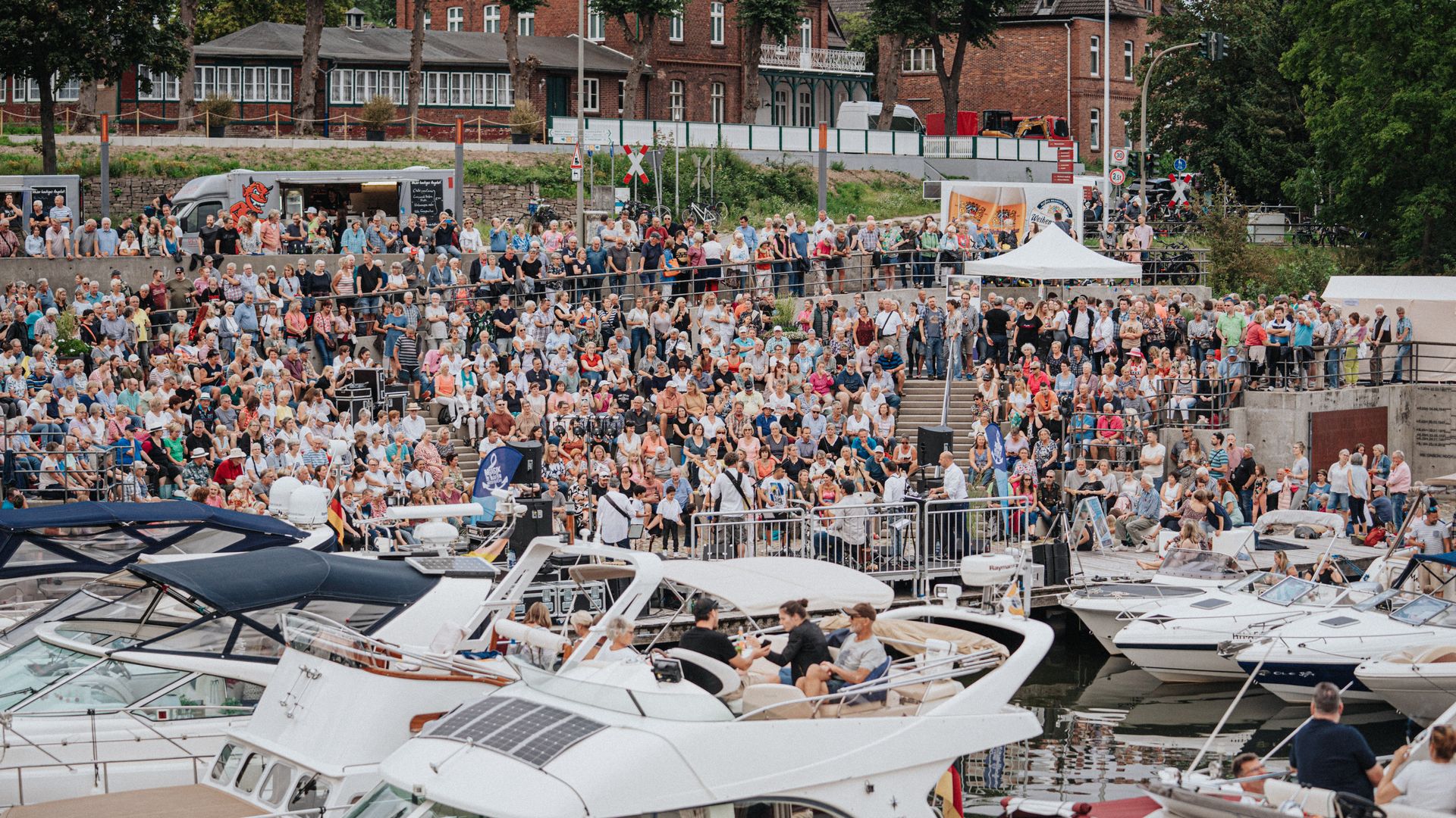 Band auf der Bühne bei Musik am Hafen in Geesthacht