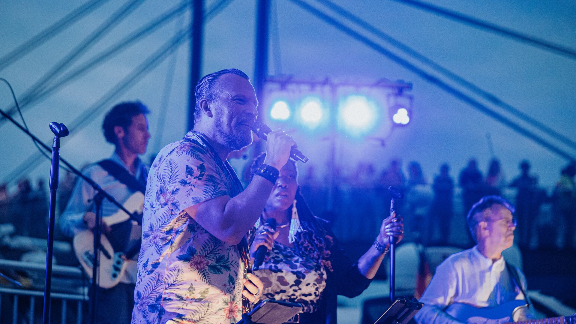 Band auf der Bühne bei Musik am Hafen in Geesthacht
