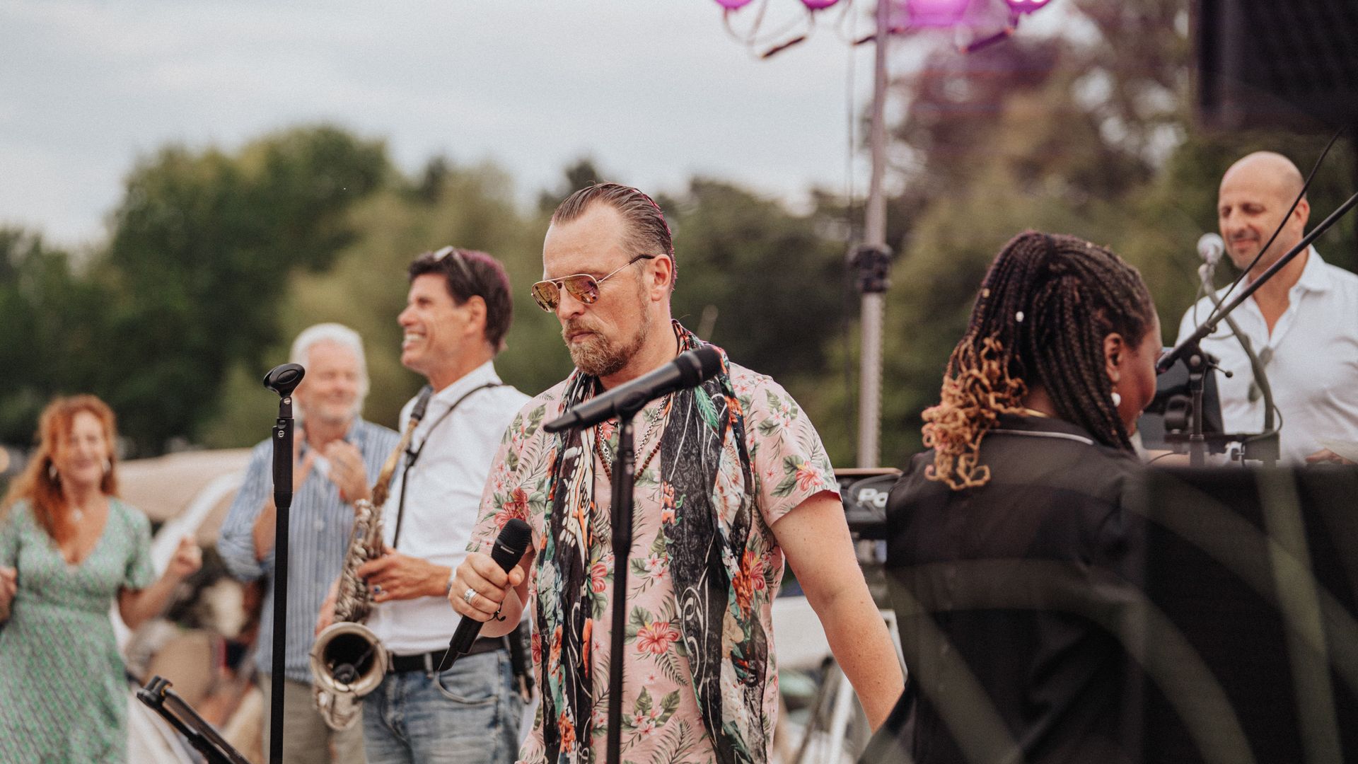 Band auf der Bühne bei Musik am Hafen in Geesthacht 