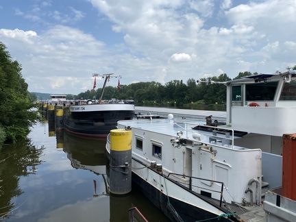 Schleusenkanal mit Frachtern in Geesthacht 