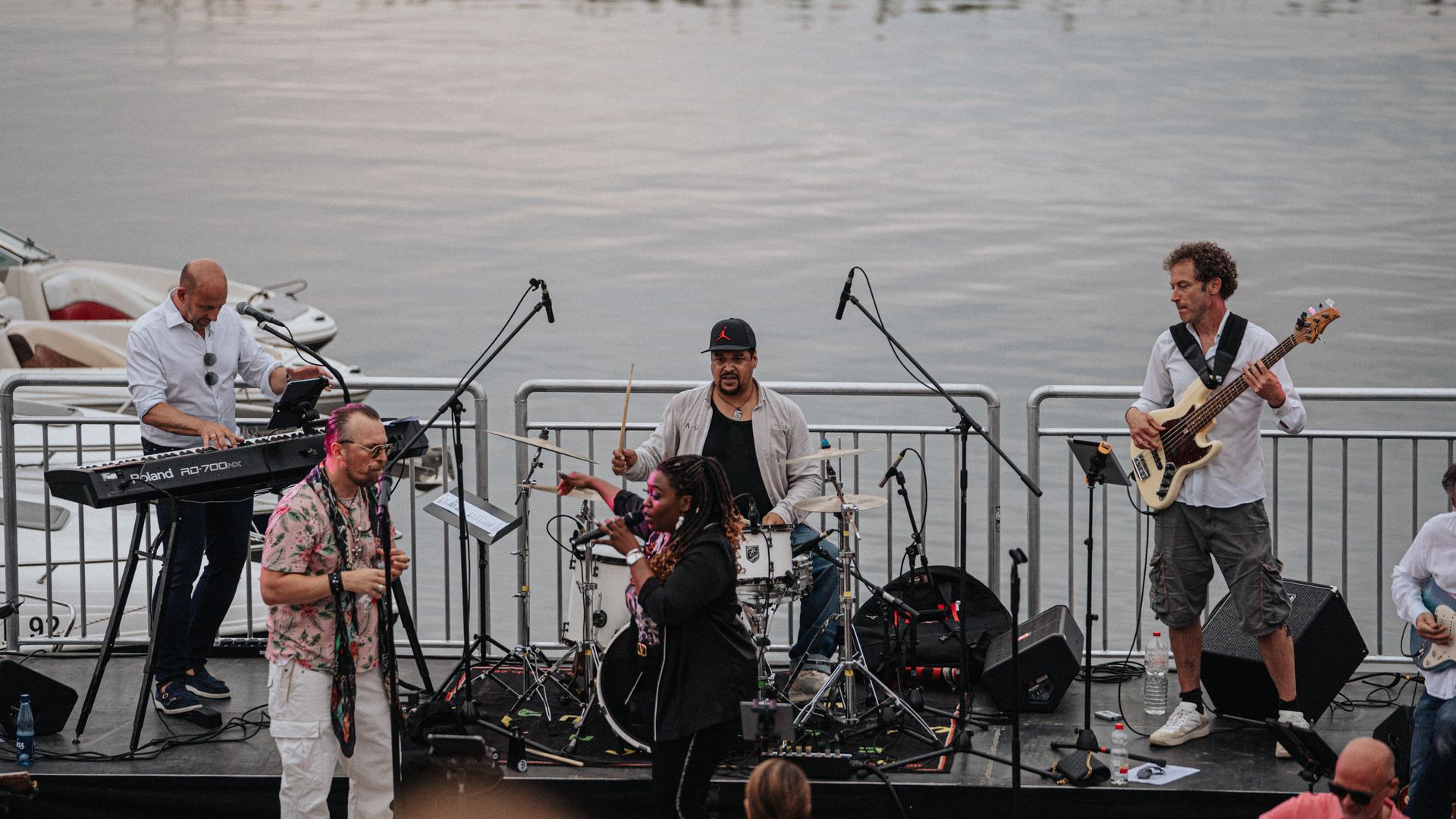 Band auf der Bühne bei Musik am Hafen in Geesthacht