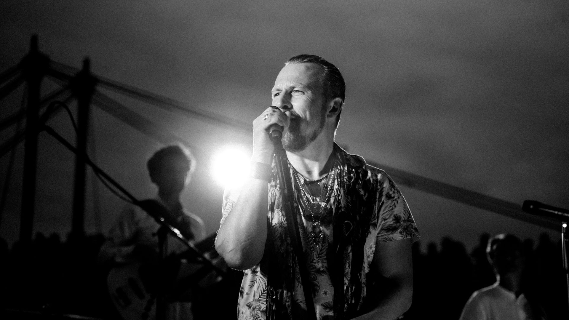 Band auf der Bühne bei Musik am Hafen in Geesthacht