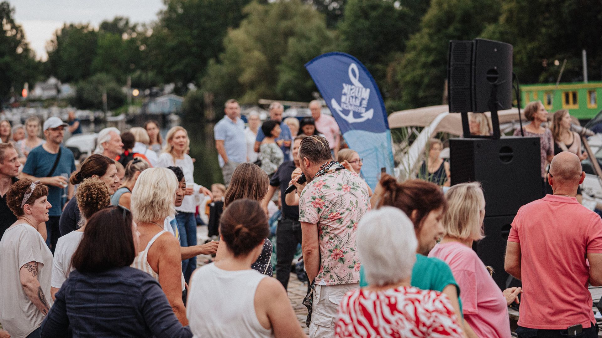 Band auf der Bühne bei Musik am Hafen in Geesthacht