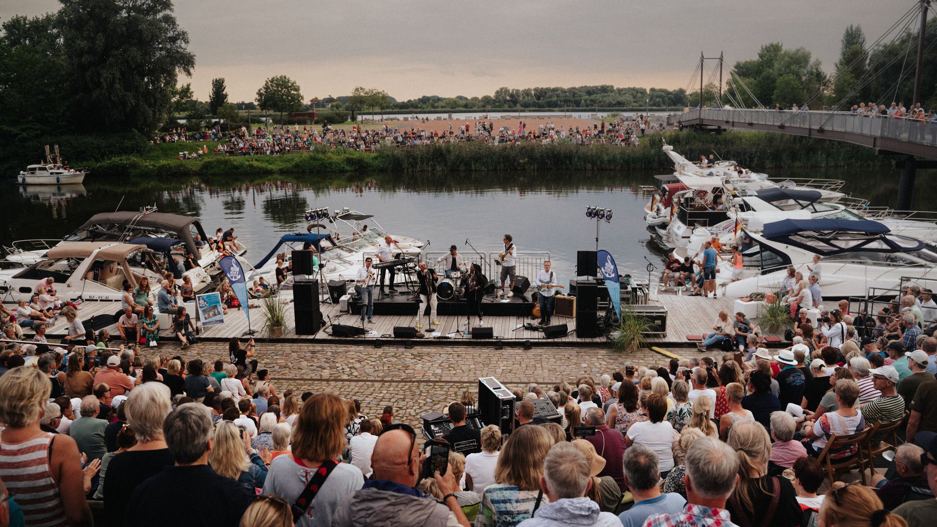 Band auf der Bühne bei Musik am Hafen in Geesthacht