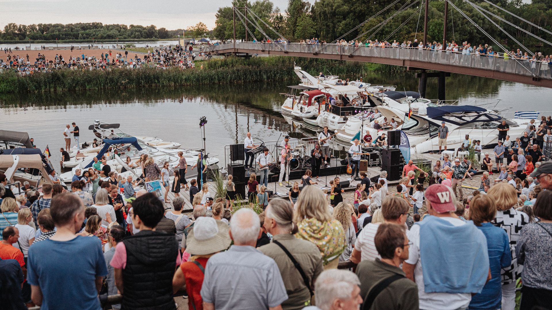 Band auf der Bühne bei Musik am Hafen in Geesthacht
