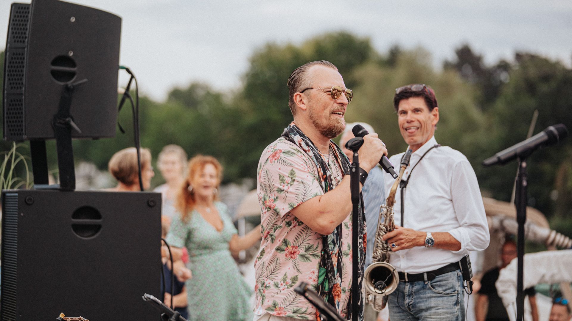 Band auf der Bühne bei Musik am Hafen in Geesthacht