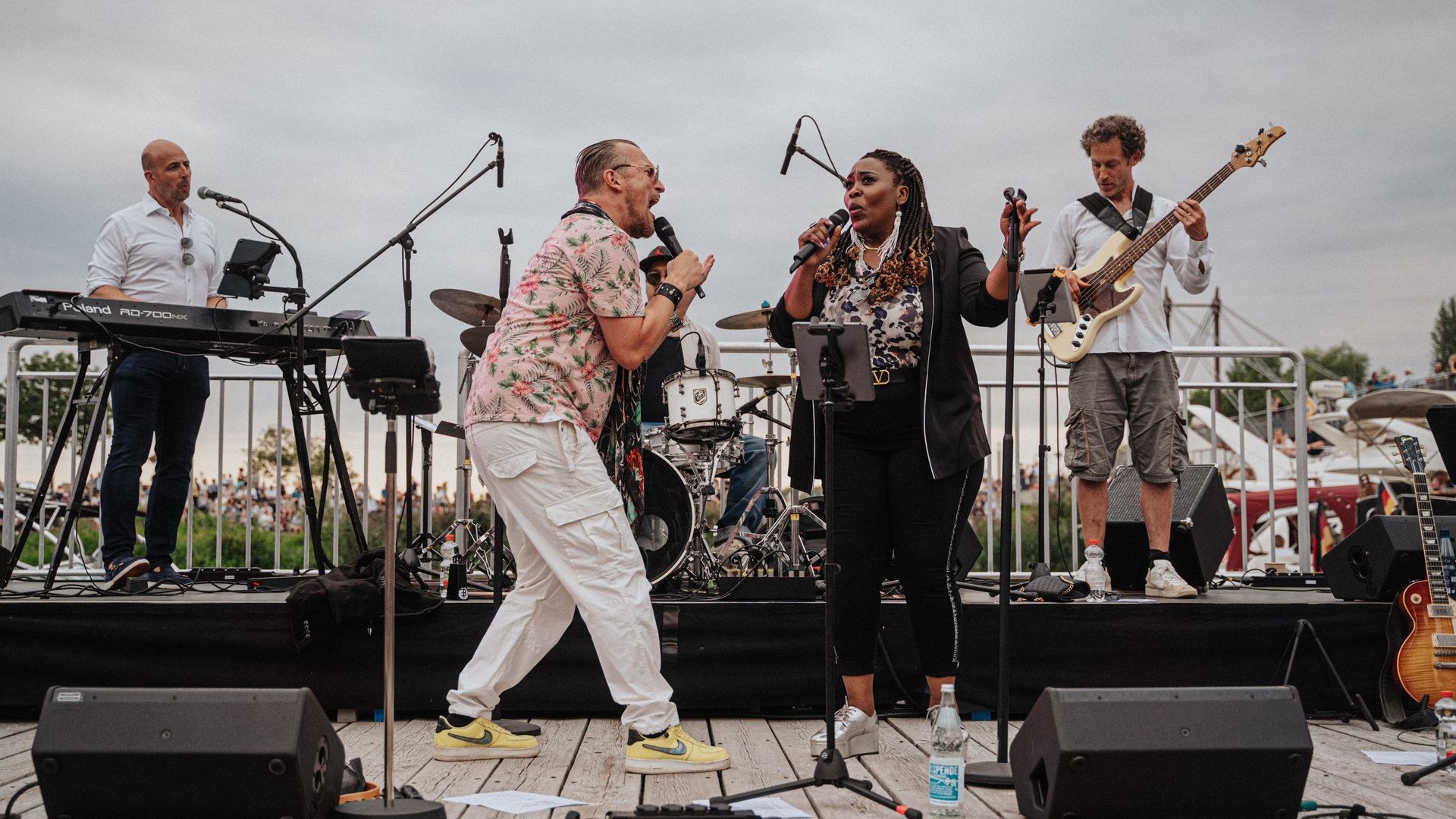 Band auf der Bühne bei Musik am Hafen in Geesthacht