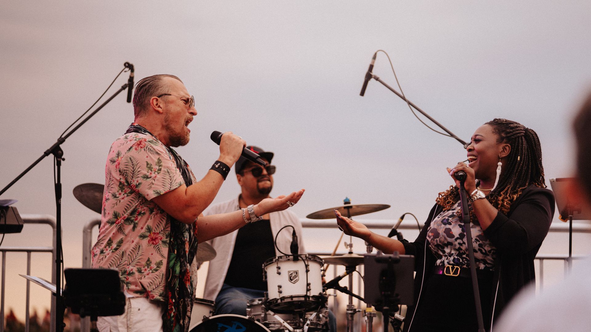 Band auf der Bühne bei Musik am Hafen in Geesthacht