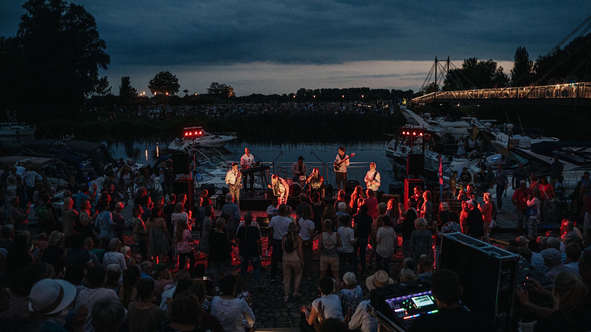Band auf der Bühne bei Musik am Hafen in Geesthacht