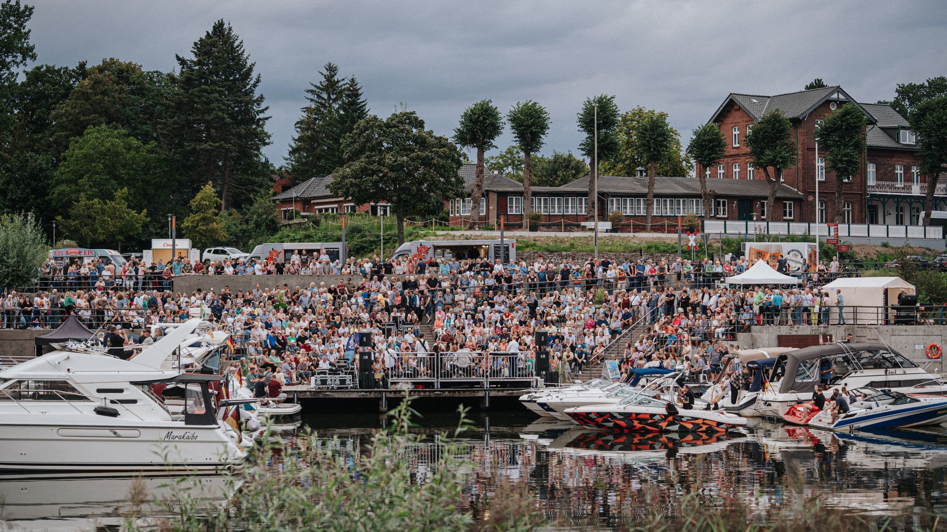 Band auf der Bühne bei Musik am Hafen in Geesthacht
