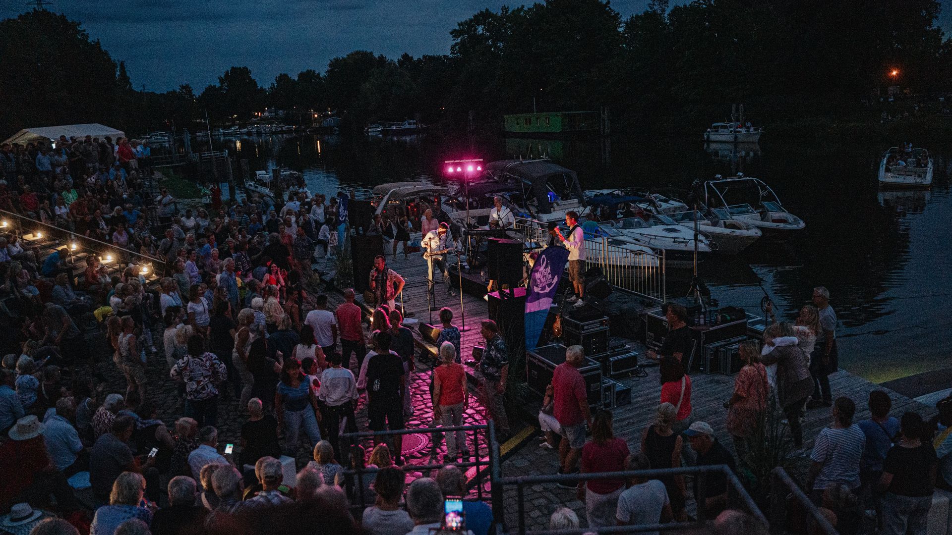 Band auf der Bühne bei Musik am Hafen in Geesthacht