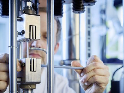 Ein Wissenschaftler am Kriechprüfstand im Membranlabor